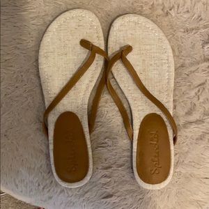 NEVER WORN TAN SPLENDID FLIP FLOPS